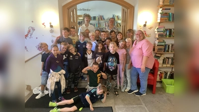 Besuch der Klasse 2 der Grundschule in der Stadt und Pfarrbücherei Pressath. (Bild: Georg Anzer)