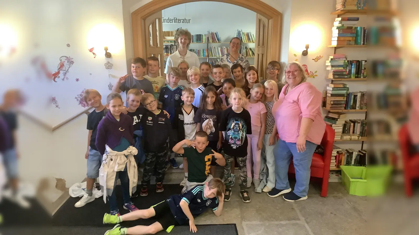 Besuch der Klasse 2 der Grundschule in der Stadt und Pfarrbücherei Pressath. (Bild: Georg Anzer)