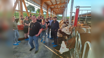 Michael Kick auf dem neu gebauten Futtertisch im Außenbereich mit Liegeplätzen (Bild: Reinhold Witt)