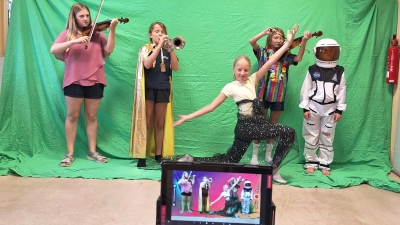 Vor dem Greenscreen konnten die Mädchen in fantasievolle Rollen schlüpfen und sich mithilfe der Technik in andere Welten und Dimensionen „beamen“. Als besondere Erinnerung wurde das eigene Abenteuer anschließend als echtes Daumenkino zum Mitnehmen ausgedruckt. (Bild: Jessica Müller)