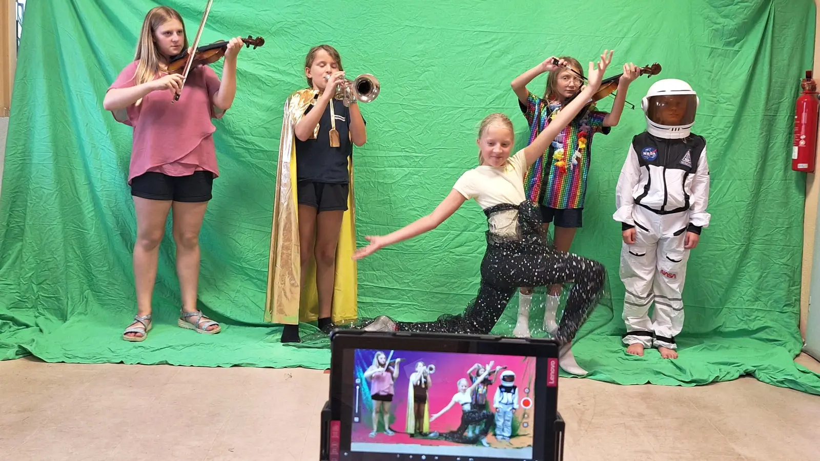 Vor dem Greenscreen konnten die Mädchen in fantasievolle Rollen schlüpfen und sich mithilfe der Technik in andere Welten und Dimensionen „beamen“. Als besondere Erinnerung wurde das eigene Abenteuer anschließend als echtes Daumenkino zum Mitnehmen ausgedruckt. (Bild: Jessica Müller)