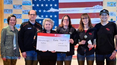 Die Flying Boots übergaben ihre diesjährige Spende an den Wünschewagen der Malteser. Mit der Spende setzen sie ein Zeichen für Zusammenhalt, Mitgefühl und gelebtes Ehrenamt in der Region (von links: Carmen Neubauer, Schriftführerin; Florian und Barbara Faltenbacher, Malteser; Stefanie Schmidt, 2. Vorstand; Sonja Goerke, 1. Vorstand; Mike Castillo, Beisitzer) (Bild: Petra Lettner)