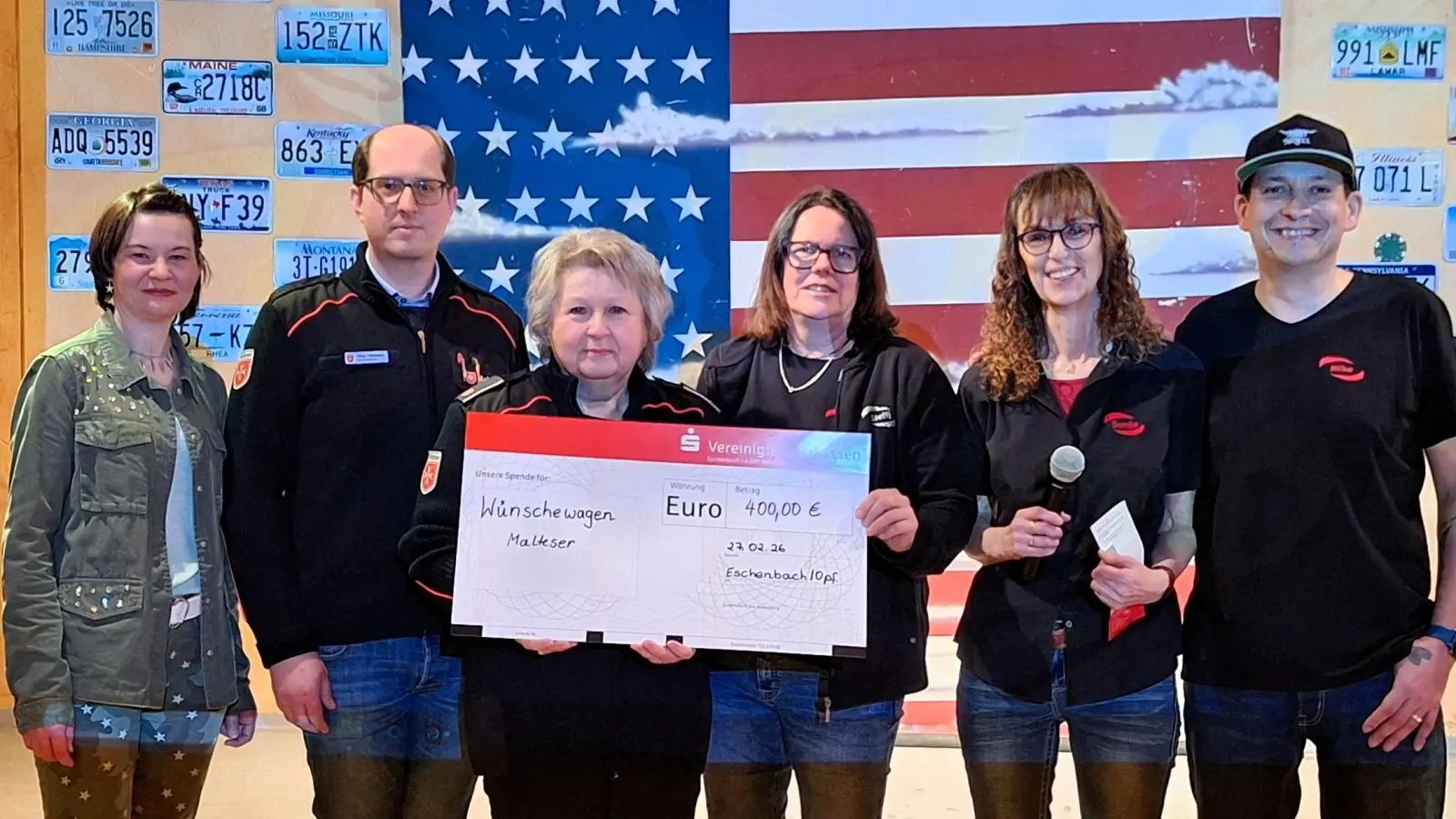 Die Flying Boots übergaben ihre diesjährige Spende an den Wünschewagen der Malteser. Mit der Spende setzen sie ein Zeichen für Zusammenhalt, Mitgefühl und gelebtes Ehrenamt in der Region (von links: Carmen Neubauer, Schriftführerin; Florian und Barbara Faltenbacher, Malteser; Stefanie Schmidt, 2. Vorstand; Sonja Goerke, 1. Vorstand; Mike Castillo, Beisitzer) (Bild: Petra Lettner)