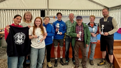 stärkste Teams am 30. Volkswandertag: (von links Jugendfeuerwehr Thalheim, 1. Bürgermeisterin Brigitte Bachmann-Mühlinghaus, 1. Vorsitzende Silvia Utz, Kirwaleit Fürnried, Spartenleiter Norbert Maul, Familie Kiesel, SV Kauerhof, FF Frechetsfeld). (Bild: Aaron Bodendörfer)