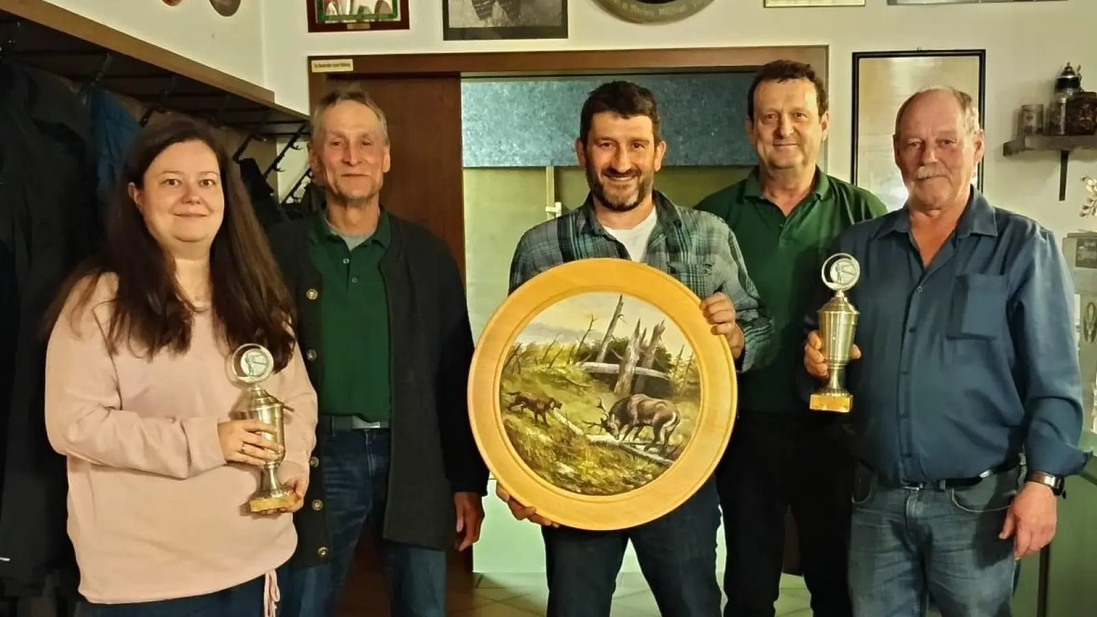 v.l.n.r. Kerstin Wild mit dem Damenpokal, 2. Schützenmeister Michael Knott, Herbert Ried als Gewinner der großen Ehrenscheibe, 1. Schützenmeister Helmut Werner und Heinz Glaser, Gewinner des Herrenpokals  (Bild: Corinna Ebnet)