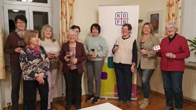 Mitglieder des Kemnather Frauenbunds mit der stellv. Diözesanvorsitzenden Kerstin Aufschneider. im Gespräch. (Bild: Gabriele Böhm)