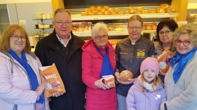 Die Bäckermeisterin Gabi Wiesnet (Bildmitte), Pfarrer Michael Birner und das Team des KDFB- Hahnbach freuen sich, dass auch heuer wieder die Solibrot-Aktion starten kann. Von Beginn an dabei, und das nun seit 13 Jahren. (Bild: Josef Hirsch)