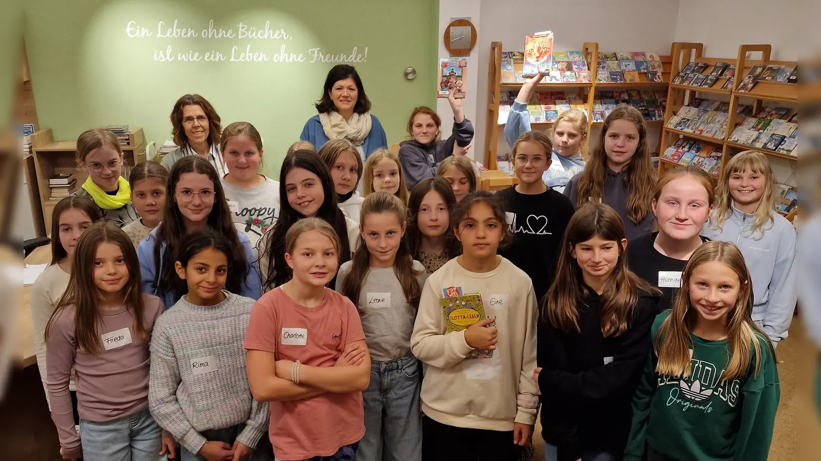 Die Klasse 5a der MRS in der Stadtbücherei Waldsassen mit Frau Burger und Frau Gebel (Bild: Kerstin Reiter)