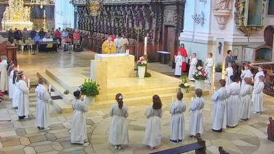 Kinder um den Altar. (Bild: Ferdinand Sperber)