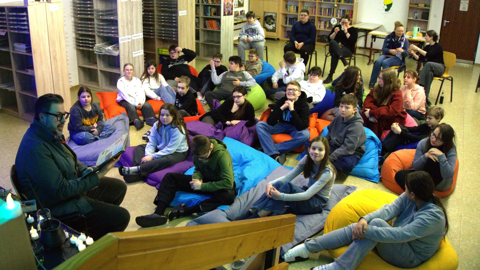 Der Zauberstabmachermeister Stephan Köstler mit der 6. Klasse (Bild: Brigitte Pfennig)