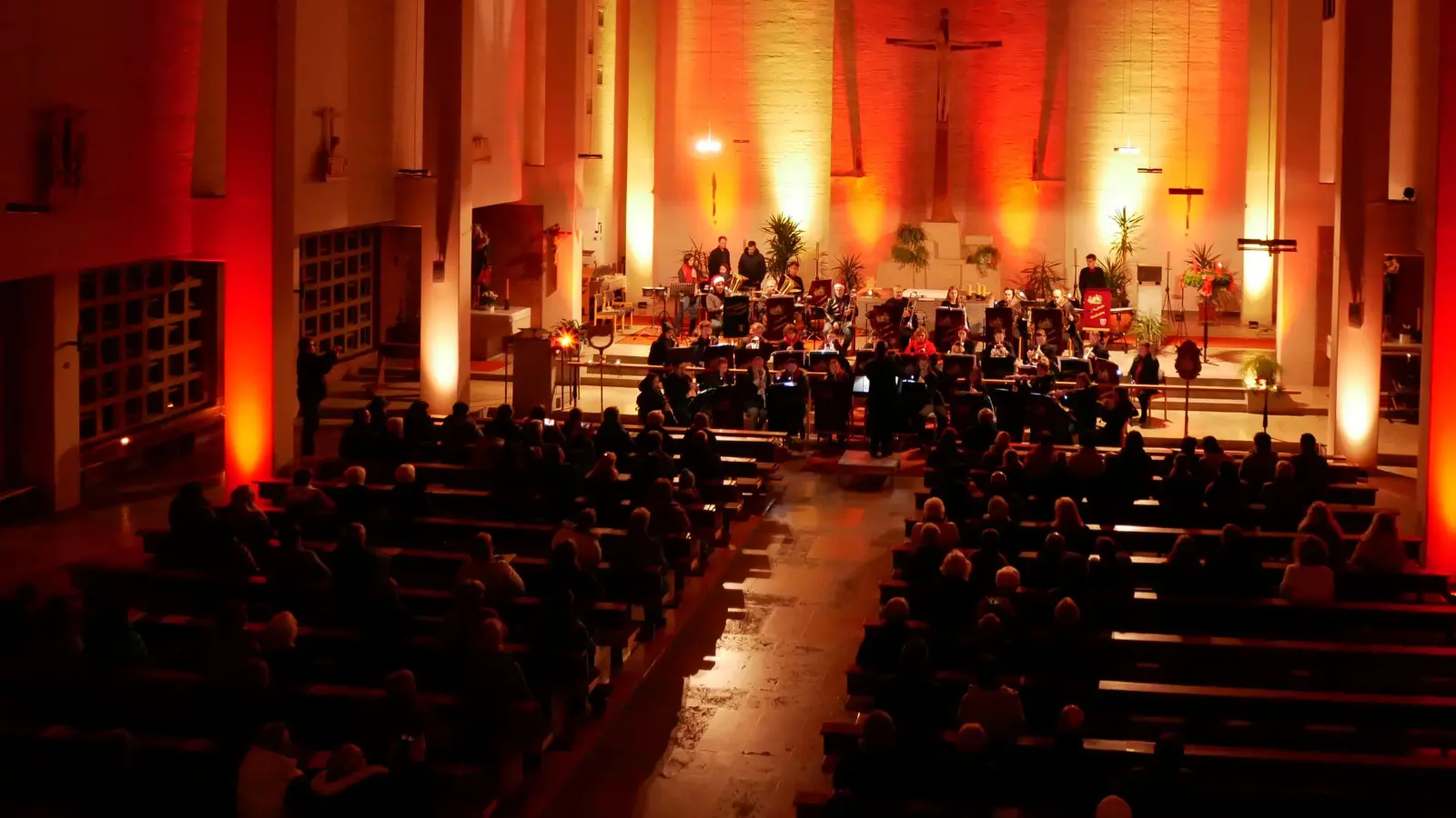 Der Blick von der Empore auf das Konzertgeschehen in St. Josef. (Bild: Matthias Graf)