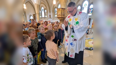 Pfarrer Karolczak segnet die Vorschulkinder (Bild: Beate Schuch)