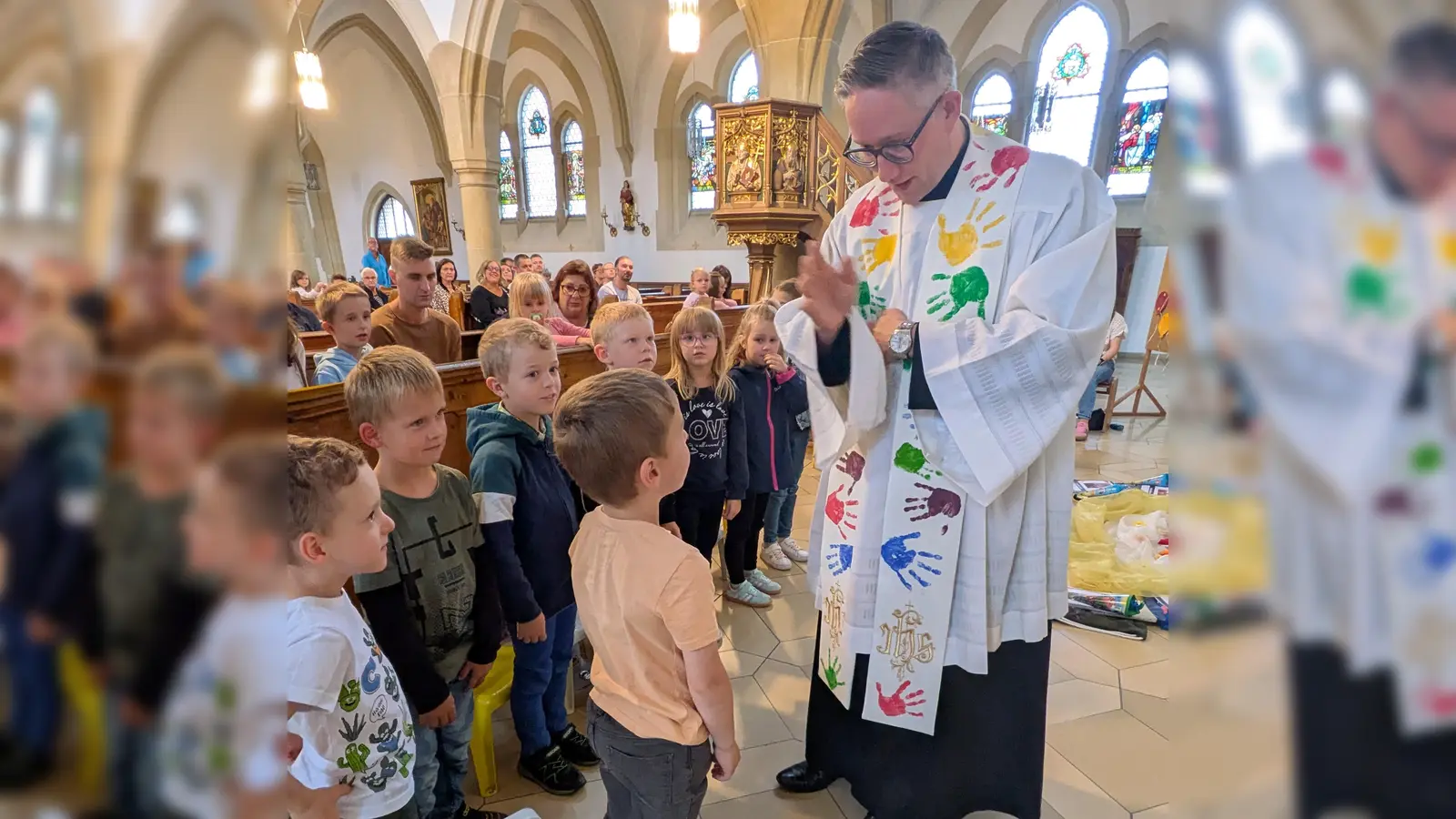 Pfarrer Karolczak segnet die Vorschulkinder (Bild: Beate Schuch)