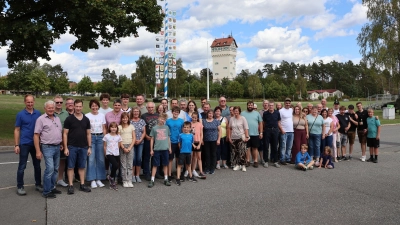 Vereinsausflug der Freiwilligen Feuerwehr Adlholz in den Truppenübungsplatz Grafenwöhr. Im Hintergrund der Wasserturm und Maibaum mit den Wappen der Partnergemeinden. (Bild: Markus Rauscher)