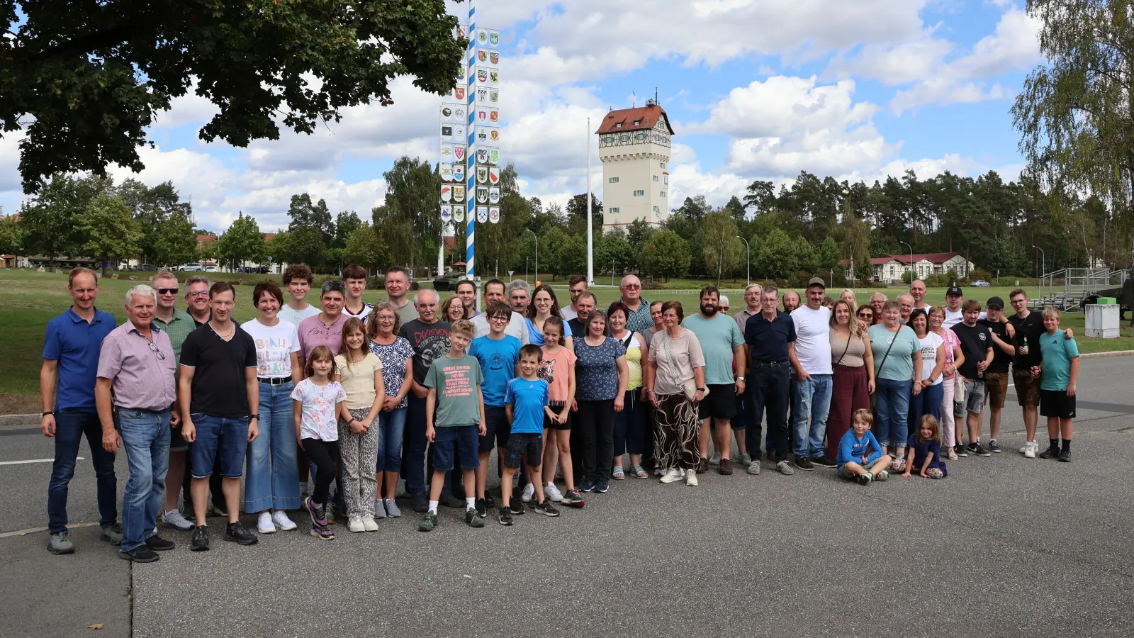 Vereinsausflug der Freiwilligen Feuerwehr Adlholz in den Truppenübungsplatz Grafenwöhr. Im Hintergrund der Wasserturm und Maibaum mit den Wappen der Partnergemeinden. (Bild: Markus Rauscher)