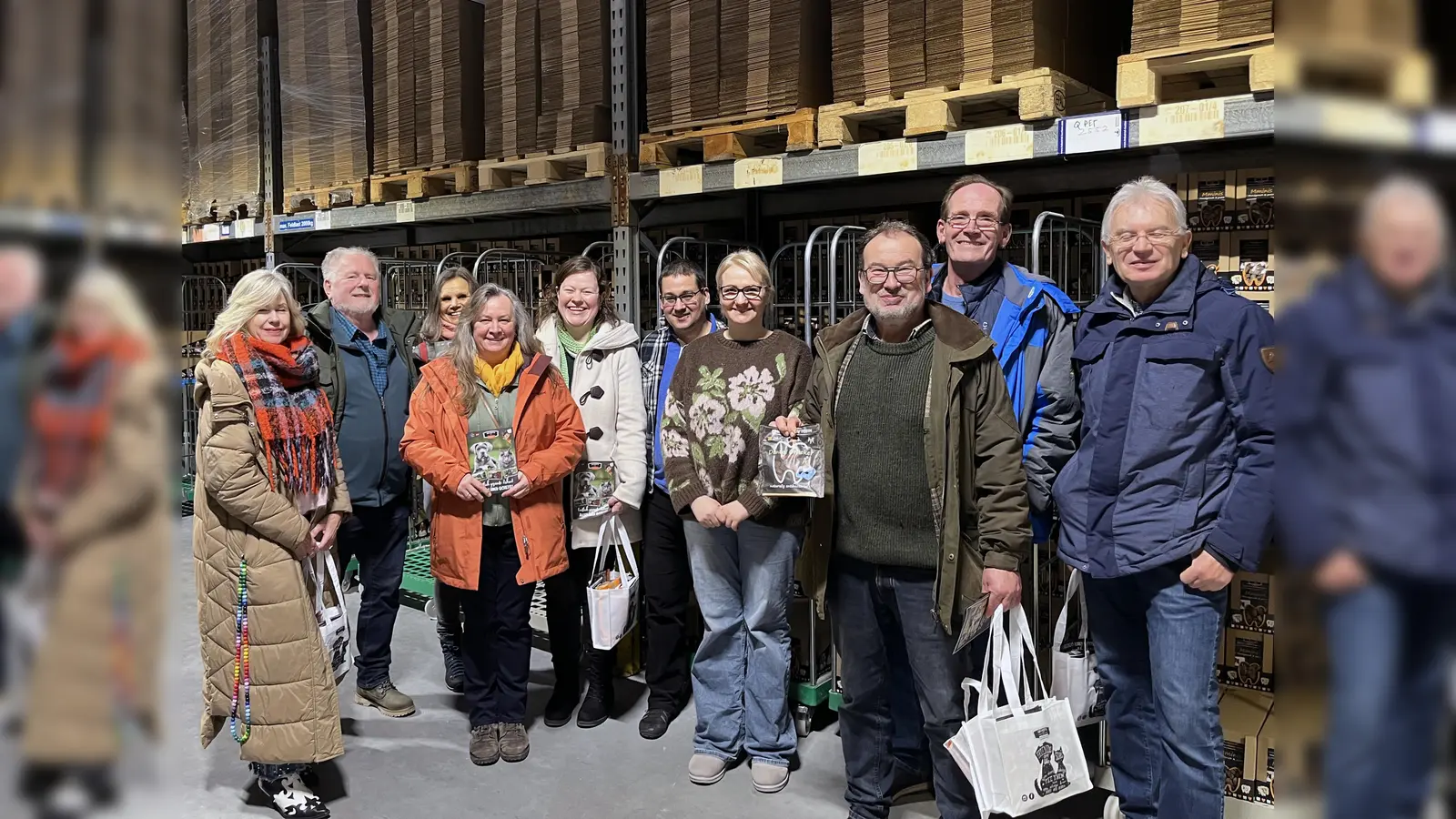 Die Kandidaten der GRÜNEN Liste Kümmersbruck und Bürgermeister-Kandidat Dr. Markus Mahal bei Besuch bei der Firma Q-Pet GmbH in Theuern, zusammen mit den Inhabern Anke und Christoph Nagler (Bild: Stephan Spies)