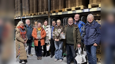 Die Kandidaten der GRÜNEN Liste Kümmersbruck und Bürgermeister-Kandidat Dr. Markus Mahal bei Besuch bei der Firma Q-Pet GmbH in Theuern, zusammen mit den Inhabern Anke und Christoph Nagler (Bild: Stephan Spies)