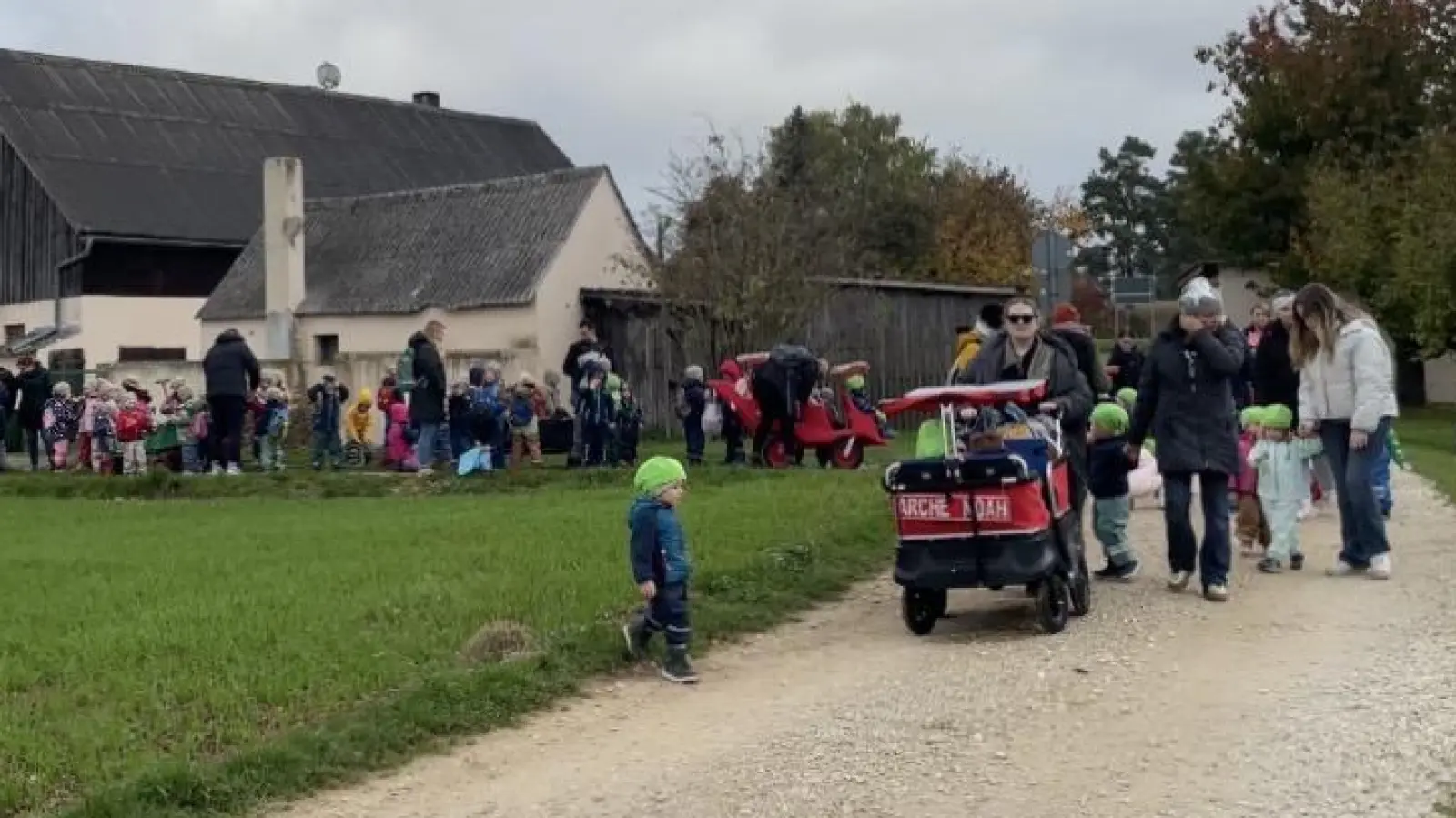 Die Kinder der „Arche” suchen den Herbst. (Bild: Andrea Meier)