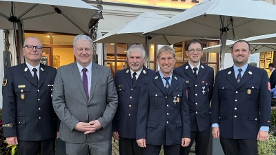 Das Ehrenzeichen in Gold gab es für 40 Jahre treue Dienste in der Feuerwehr Etzelwang. Es gratulierten: KBR Christof Strobl, Landrat Richard Reisinger, KBI Hans Sperber, Jubilar Dieter Bielesch, KBM Norbert Sperber und Kommandant Richard Pilhofer (von links). (Bild: Martina Beierl)