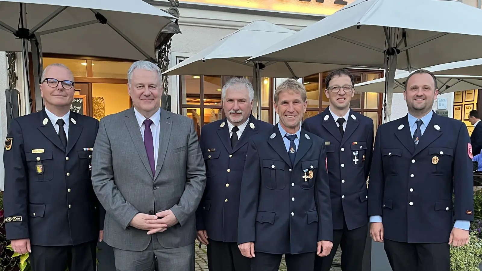 Das Ehrenzeichen in Gold gab es für 40 Jahre treue Dienste in der Feuerwehr Etzelwang. Es gratulierten: KBR Christof Strobl, Landrat Richard Reisinger, KBI Hans Sperber, Jubilar Dieter Bielesch, KBM Norbert Sperber und Kommandant Richard Pilhofer (von links). (Bild: Martina Beierl)