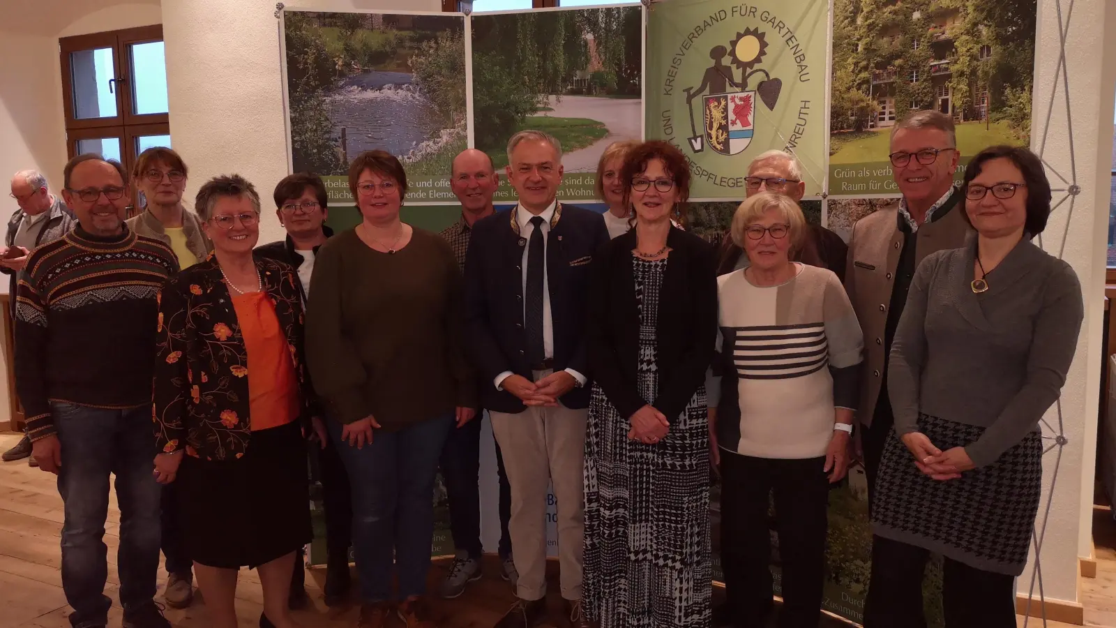 Richard Schiedeck, Jutta Bundscherer, Gabriele Laubert, Monika Hein, Michaela Weigl, Michael Ebenhöch, Landrat Roland Grillmeier, Helga Kraus, Inge Härtl, Rudi Standfest, Mariele Strauß, Bgm. Franz Stahl und Manuela Pappenberger. Nicht mit auf dem Bild sind Melanie Kellner, Oliver Becher, Florian Frank und Peter Jacobey.  (Bild: Elisabeth Reger)