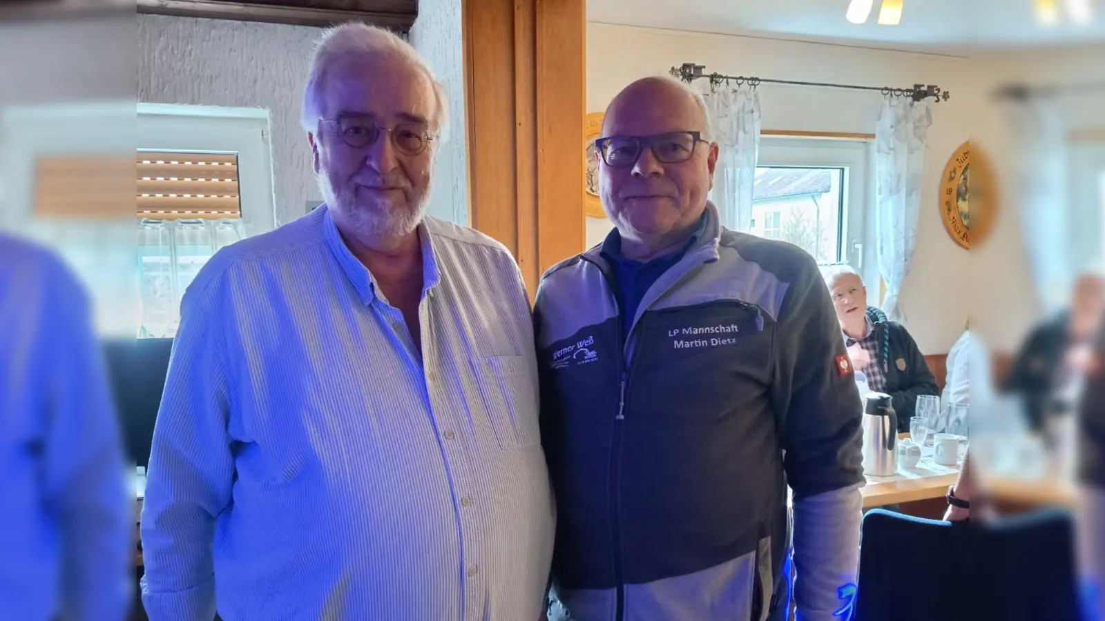 Vorsitzender Dietz bedankte sich beim Referenten Göths für den sehr interessanten Vortrag zum Thema „Vorsorgevollmacht” . Auf dem Bild v.l. Referent Paul Göths aus Arzberg und 1. Vorsitzender Martin Dietz  (Bild: Sarah Weiß)