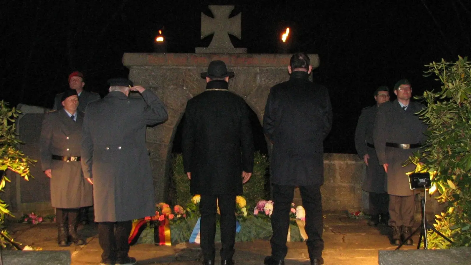 Zum Gedenken der gefallenen Soldaten aus den beiden Weltkriegen legten Erhard Neubauer von der KSRK, Bgm. Richard Kammerer und VdK-Vertreter Gerhard Hamm (von links) vor dem Kriegerdenkmal Kränze nieder. (Bild: Johann Kneißl)