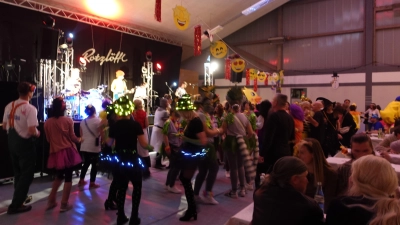 Die Tanzfläche war nahezu durchgehend voll belegt bei dem stimmungsvollen Repertoire der „Rotzlöff'l” (Bild: Norbert Nagelschmidt)