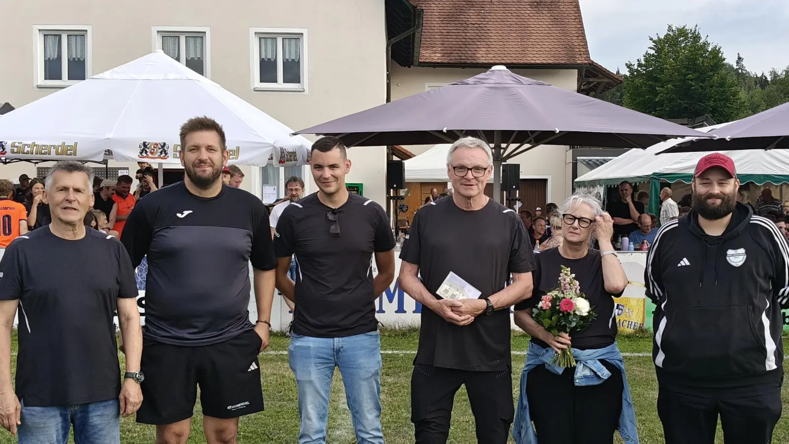 V. l. n. r.: Jörg Kraus, Dominik Wolf, Kevin Lang, Günter und Sonja Geiler, Daniel Fiebig (Bild: Markus Renner)