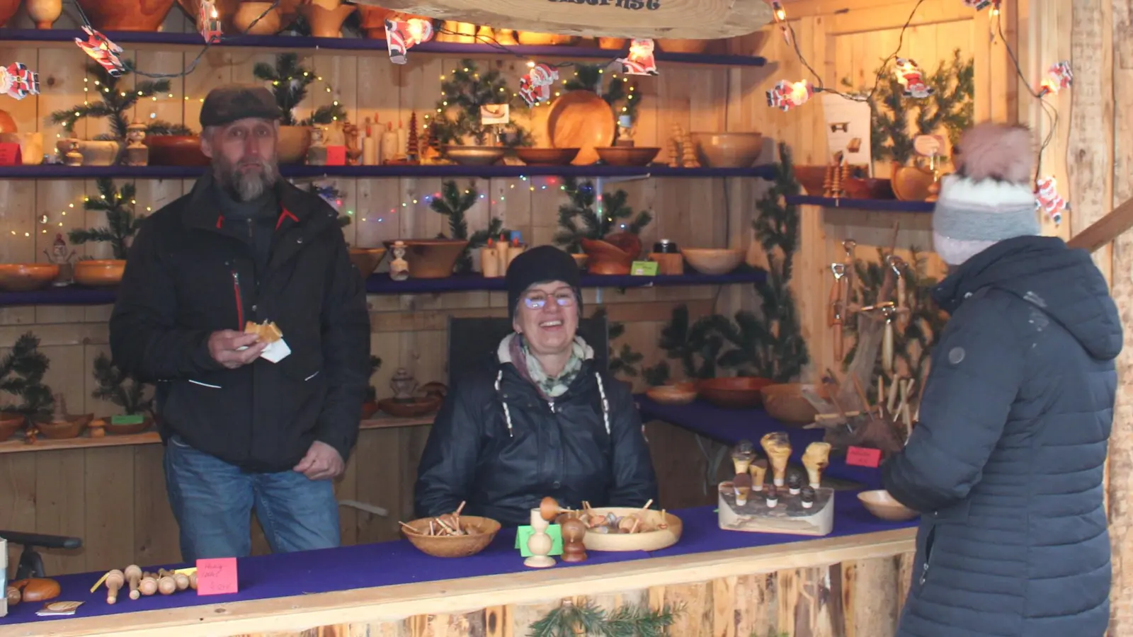 Foto 17: Ein reiches Sortiment an Selbstgedrechseltem bot die Familie Zimmermann in der reich geschmückten Hütte an. (Bild: Nikolaus Scherr)