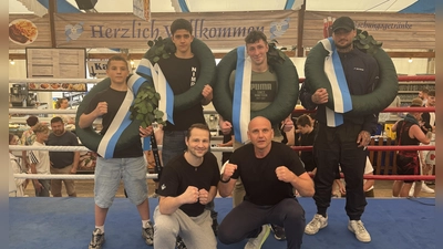 Vordere Reihe von links: Rainer Haider, der dieses Mal Ruslan Schönfeld beim Coachen unterstützte. In der hinteren Reihe die vier Sonderpokalträger. Zweiter von links ist Nimrod Kardos vom BC Amberg, der den Pokal als bester Techniker im Jugendbereich erhielt. Ganz rechts im Bild Eric Propps Gegner, Engjell Rushiti, der den Pokal für den knappsten Verlierer erhielt. (Bild: Manuel Propp)
