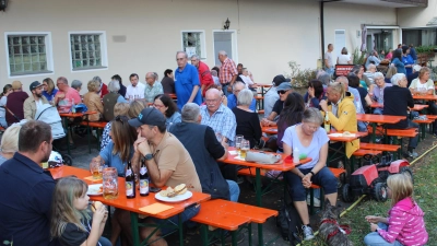 Bereits am frühen Nachmittag waren die Bänke beim Siedlerfest am Feuerhof bestens gefüllt. Oma, Opa, Mama, Papa, Kind und sogar der Haushund fühlte sich Wohl und genoss das Angebot bei bestem Wetter. (Bild: Anton Fenk)