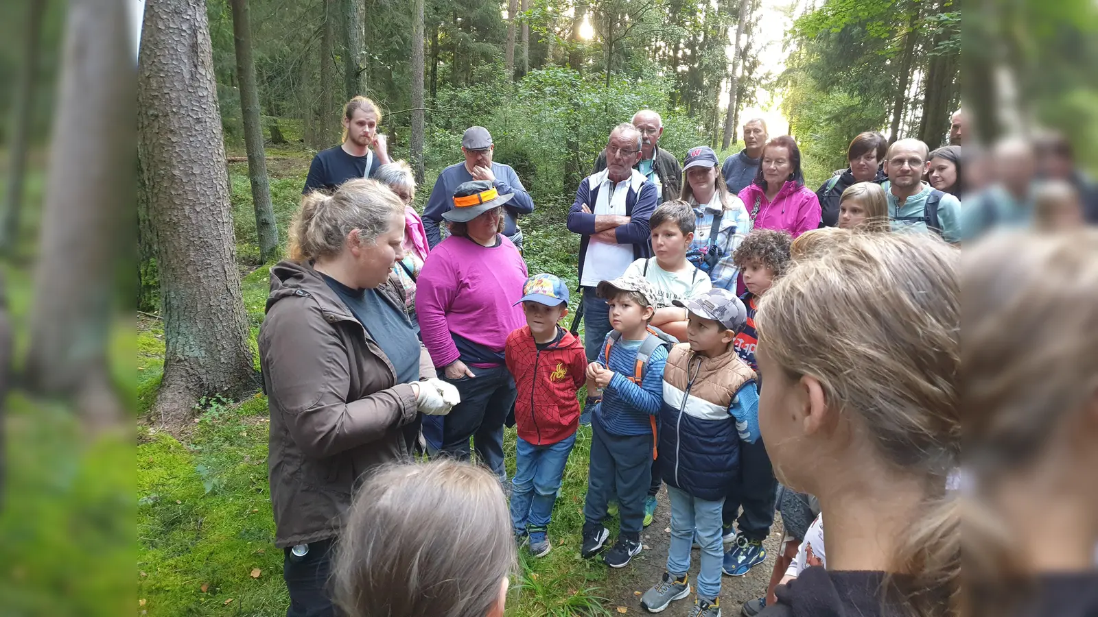 Bei der Fledermausnacht 2025 erklärte Fledermausbetreuerin Yvonne Wolfrum den Teilnehmenden, wie Fledermäuse leben und jagen. (Bild: Susanne Götte)