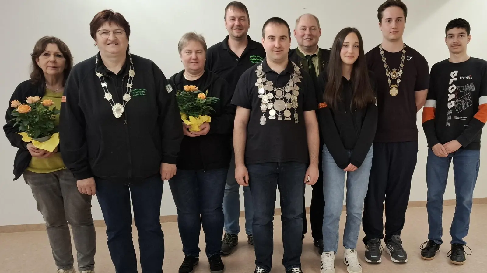 Von links: Sonja Völkl, Agnes Fuchs, Claudia Schießl, Michael Fuchs, Marco Schießl, Martin Alwang, Luna Zitzler, Bastian Trinkwaldt und Noah Schüller (Bild: Maria Hoch)