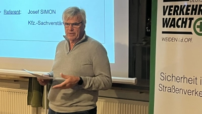 Kfz-Sachverständiger Josef Simon bei seinem Vortrag zur Sicherheit von E-Autos. (Bild: Josef Argauer )
