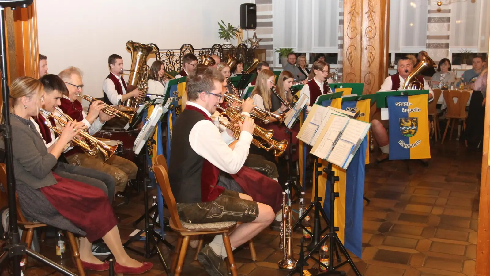 Die Stadtkapelle Pleystein mit dem musikalischen Leiter Markus Schulz (rechts) freut sich schon auf das Neujahrskonzert. (Archivbild: Josef Pilfusek)
