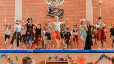 Der Piratentanz der Kombiklasse 1/2 begeisterte das Publikum. (Bild: Daniel Kellner)