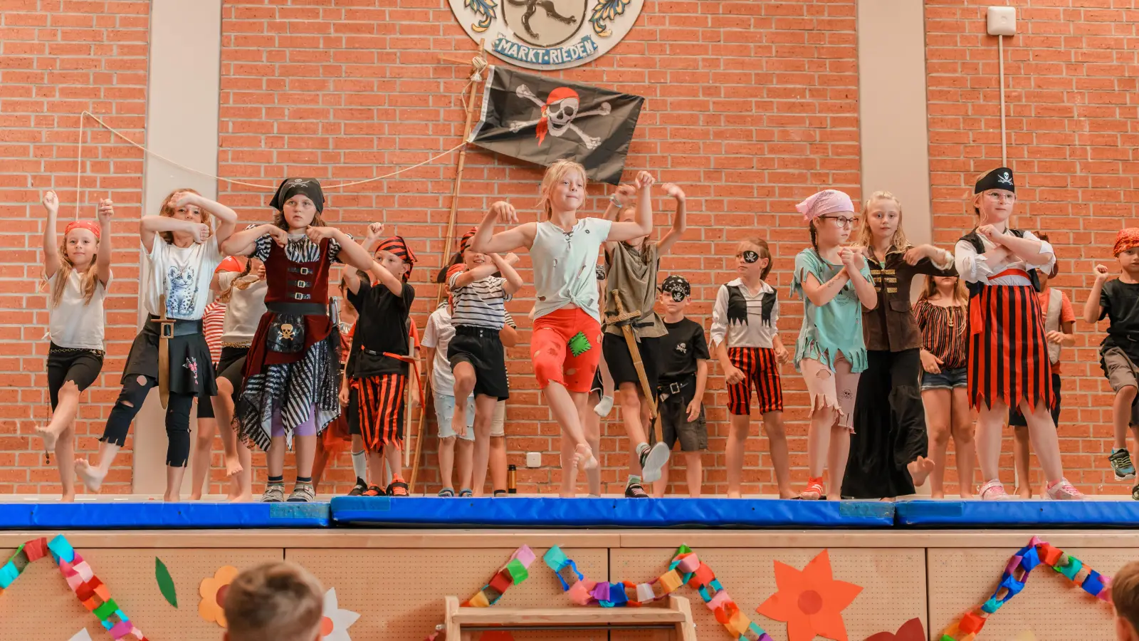 Der Piratentanz der Kombiklasse 1/2 begeisterte das Publikum. (Bild: Daniel Kellner)