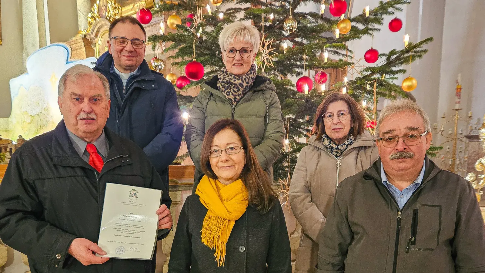 Albert Sollfrank mit Ehefrau Christine, Pfarrer Markus Bruckner und Ehrenamtlichen aus der Pfarrei Kulmain (Bild: Markus König)