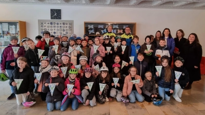 Die Riedener Schüler nach der Fahrradprüfung mit Lehrerin Anna Liebhäuser (hintere Reihe, von rechts), Stefanie Lautenschlager (Sparkasse Amberg-Sulzbach), Rektorin Christine Kölbl, Lehrerin Jana Neumann und die Verkehrspolizisten Markus und Saskia. (Bild: Sabine Lubich)