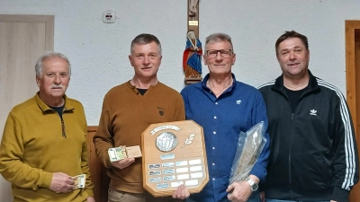 Das Bild zeigt den 1. Vorsitzenden des TSV Markus Schatz, 4.v.l., sowie die drei Erstplatzierten Sieger Karl- Heinz Schatz, 2.v.l., Arthur Grassler, 1.v.l., sowie Peter Schedl, 3.v.l. (Bild: Waltraud Kopp)