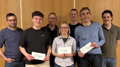 Hinten: Stefan Stubenvoll (Organisator), Andreas Kredler (1. Vorstand), Josef Trummer (Organisator) und Fabian Herold (2. Vorstand), vorne: 1. Gewinner Simon Hefner, 3. Gewinnerin Bettina Auer, 2. Gewinner Hubert Wiesnet. (Bild: Kristina Stümpfl)