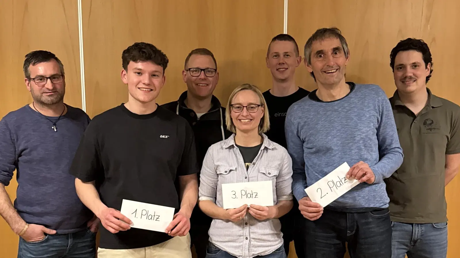 Hinten: Stefan Stubenvoll (Organisator), Andreas Kredler (1. Vorstand), Josef Trummer (Organisator) und Fabian Herold (2. Vorstand), vorne: 1. Gewinner Simon Hefner, 3. Gewinnerin Bettina Auer, 2. Gewinner Hubert Wiesnet. (Bild: Kristina Stümpfl)