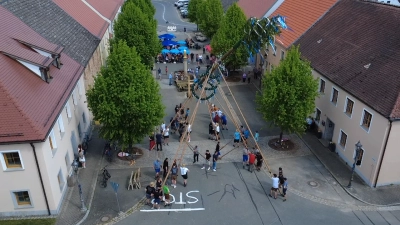 Mit viel Mühe und Tradition wurde der Maibaum in Winklarn aufgestellt und verleiht dem Marktplatz nun festlichen Glanz.  (Bild: Florian Bronold)