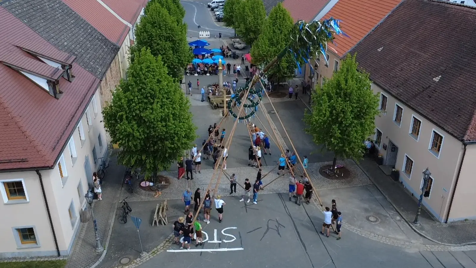 Mit viel Mühe und Tradition wurde der Maibaum in Winklarn aufgestellt und verleiht dem Marktplatz nun festlichen Glanz.  (Bild: Florian Bronold)