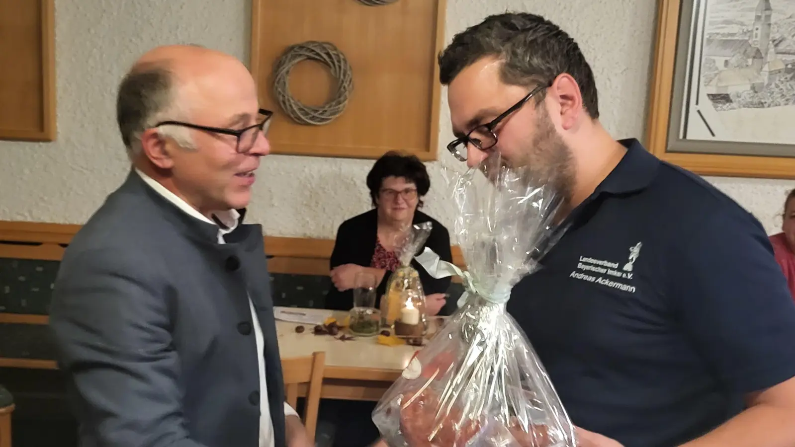 Kreisverbandsvorsitzender Albert Nickl (links) bedankt sich bei Referent Andreas Ackermann für seinen informativen Vortrag über die Asiatische Hornisse und deren Ausbreitung, Gefahren sowie Bekämpfungsmöglichkeiten. (Bild: Maria Treiber)