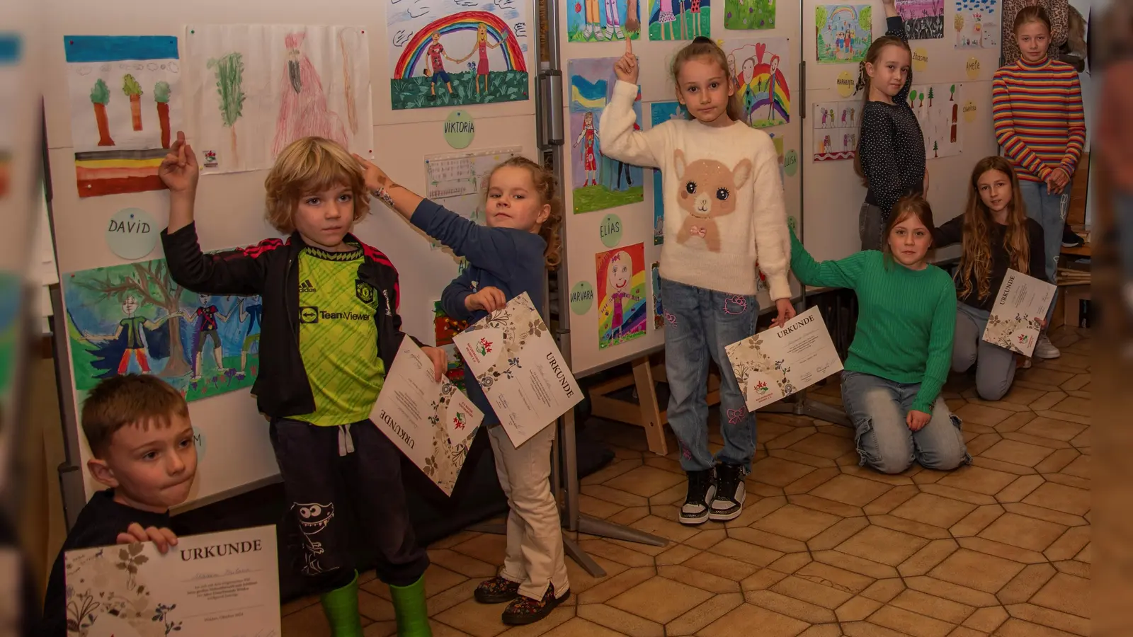 Kinder bei der Prämierung der Bilder zum Jubiläum (Bild: Zaneta Weidner)