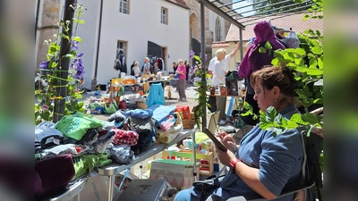 Das Ambiente um die Pfarrkirche und Klostergarten und auch das Wetter boten einen tollen Rahmen für den Flohmarkt des Frauenbundes. Die Anbieter und die Gäste konnten so einen Teil dazu beitragen, dass Nachhaltigkeit gelebt werden kann. Viele Gegenstände haben nun einen neuen Besitzer oder eine Besitzerin . (Bild: Margarete Hirsch)