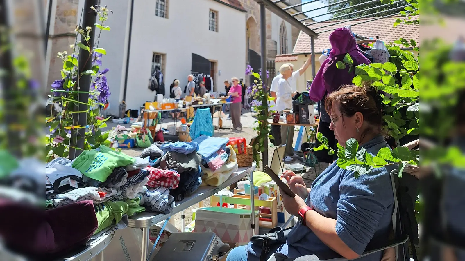 Das Ambiente um die Pfarrkirche und Klostergarten und auch das Wetter boten einen tollen Rahmen für den Flohmarkt des Frauenbundes. Die Anbieter und die Gäste konnten so einen Teil dazu beitragen, dass Nachhaltigkeit gelebt werden kann. Viele Gegenstände haben nun einen neuen Besitzer oder eine Besitzerin . (Bild: Margarete Hirsch)