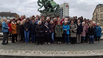 Teilnehmer vor dem Centaurenbrunnen am Fürther Hauptbahnhof. (Bild: Evi Rauch)